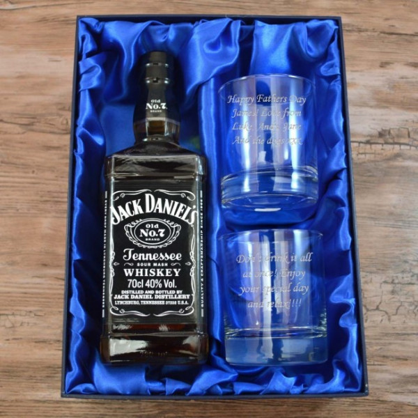 This gift set includes a barrel-shaped hip flask, two stainless steel  barrel shot glasses, and a flask funnel.